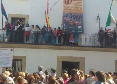 Imagen secundaria 1 - Arriba; Alfredo Aguilera recibe a los pequeños. Debajo; representación del Ayuntamiento en el balcón y representación del alumnado. 