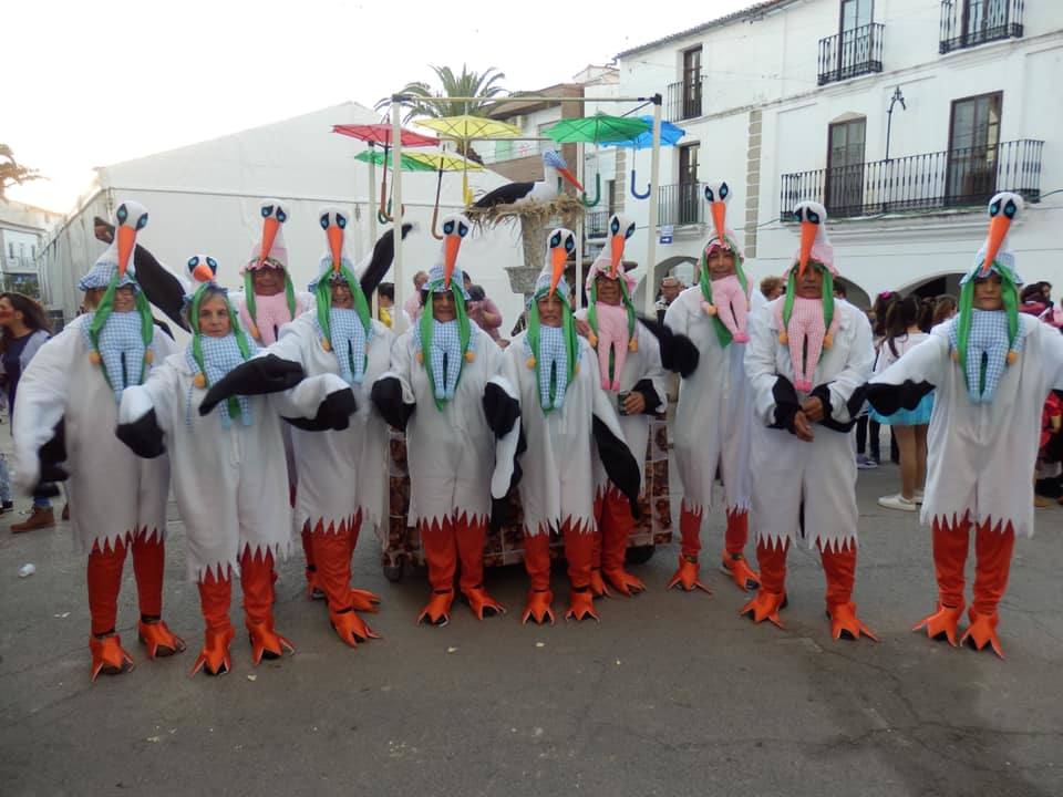 Imagen principal - Arriba primer premio y debajo segundo premio del concurso de comparsas. 