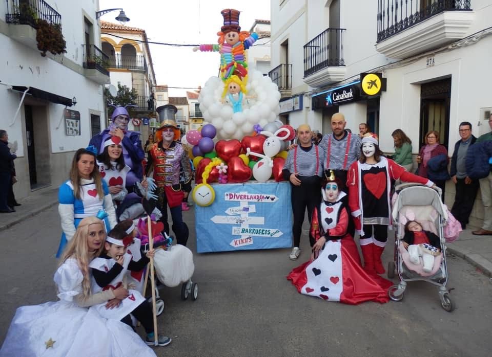 Imagen secundaria 1 - Arriba primer premio y debajo segundo premio del concurso de comparsas. 