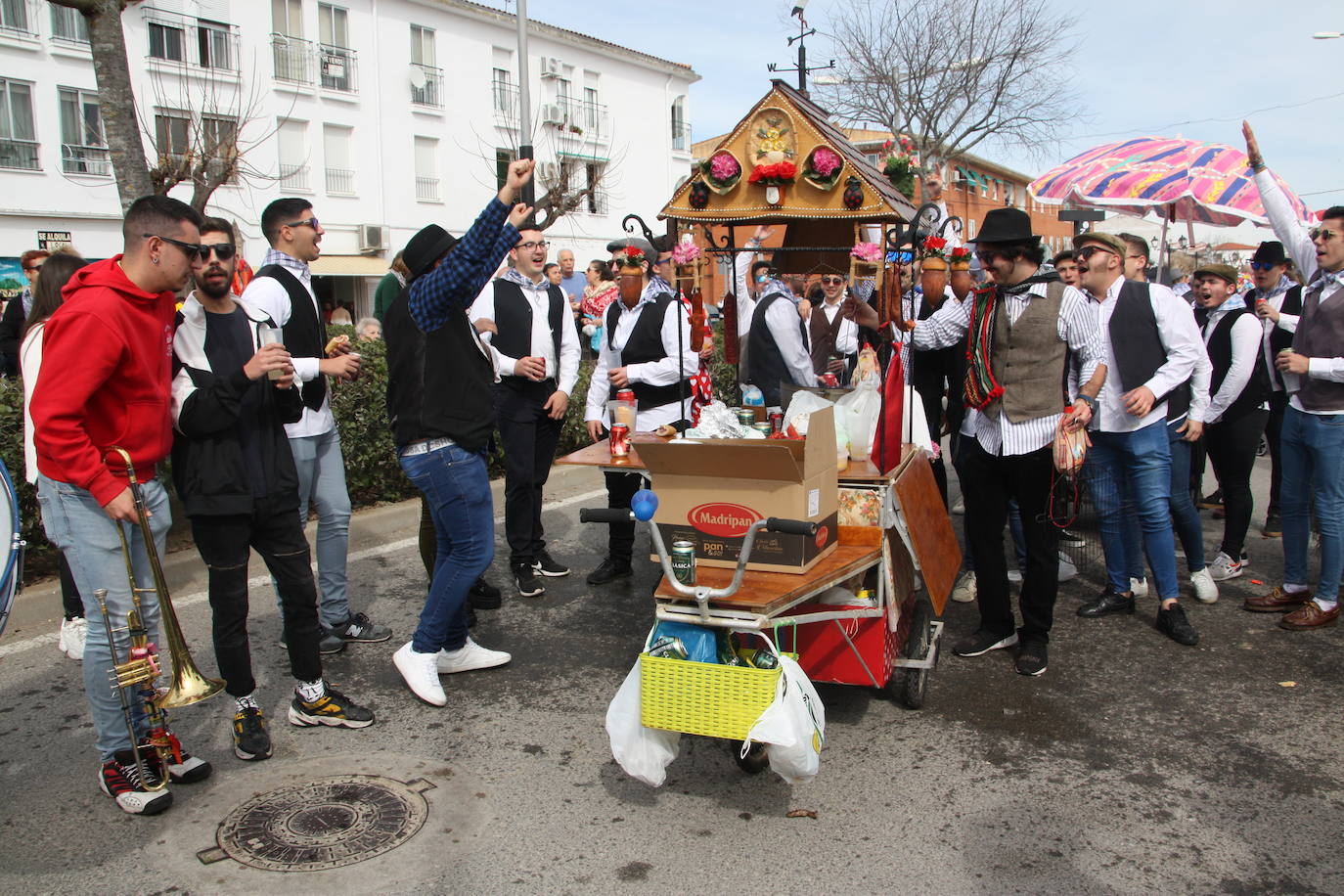 Imagen principal - Malpartida de Cáceres vuelve a echarse a la calle en la Pedida de la Patatera