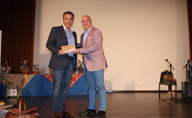 Imagen principal - Arriba, premio al grupo de cerveza Mahou y debajo a Torta del Casar. 