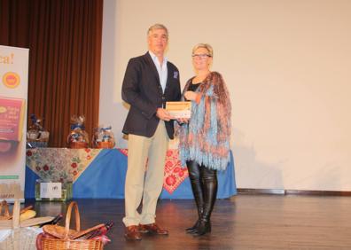 Imagen secundaria 1 - Arriba, premio al grupo de cerveza Mahou y debajo a Torta del Casar. 