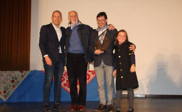 Imagen principal - Arriba, recogida de premio, debajo, Aguilera junto a miembros del colegio. 