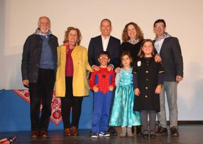 Imagen secundaria 1 - Arriba, recogida de premio, debajo, Aguilera junto a miembros del colegio. 