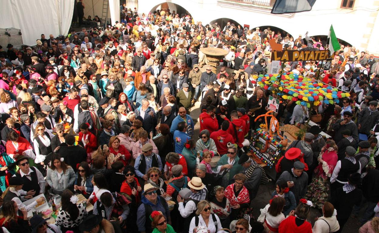 Plaza Mayor de Mapartida de Cáceres justo antes del discurso inaugural de la fiesta. 