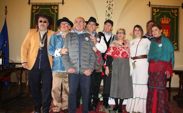 Imagen principal - Malpartida de Cáceres vuelve a echarse a la calle en la Pedida de la Patatera