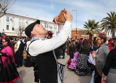 Imagen secundaria 1 - Malpartida de Cáceres vuelve a echarse a la calle en la Pedida de la Patatera