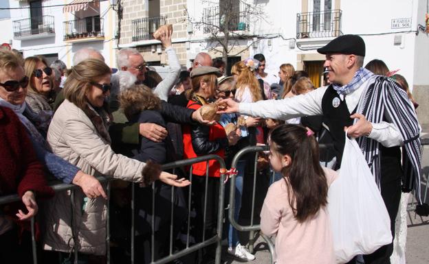 Alfredo Aguilera, alcalde de Malpartida, durante el reparto de patatera entre los asistentes a la fiesta. 