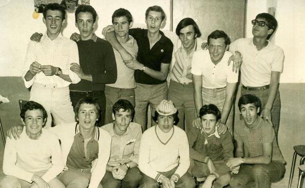 Francisco Cerro (el tercero por la izquierda en la fila de pie) con su grupo de amigos malpartideños en el Teleclub. 1973. 