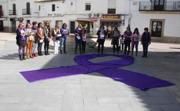 Imagen principal - La agrupación socialista de Malpartida de Cáceres organiza su acto por el 8 de marzo