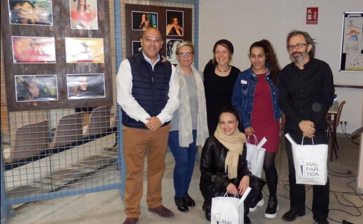 Concejales del Ayuntamiento, grupo Dalmatians y Fedua Fuentes, tras el acto. 