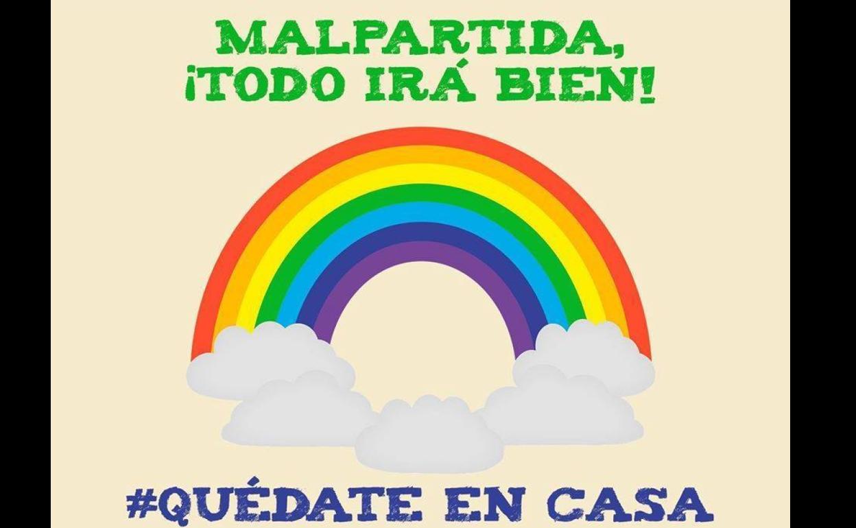 Los pequeños han adornado los balcones para recibir hoy a personajes animados. 