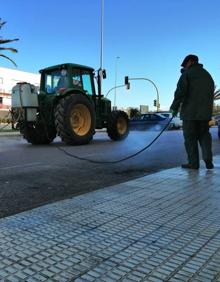 Imagen secundaria 2 - Agricultores locales ayudan en las labores de desinfección. 