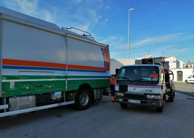 Imagen secundaria 1 - Agricultores locales ayudan en las labores de desinfección. 