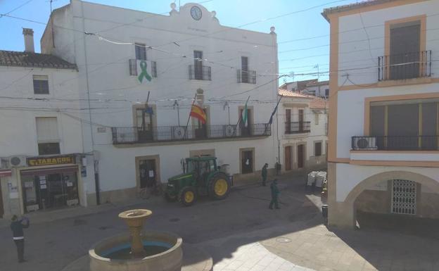 Imagen principal - Agricultores locales ayudan en las labores de desinfección. 