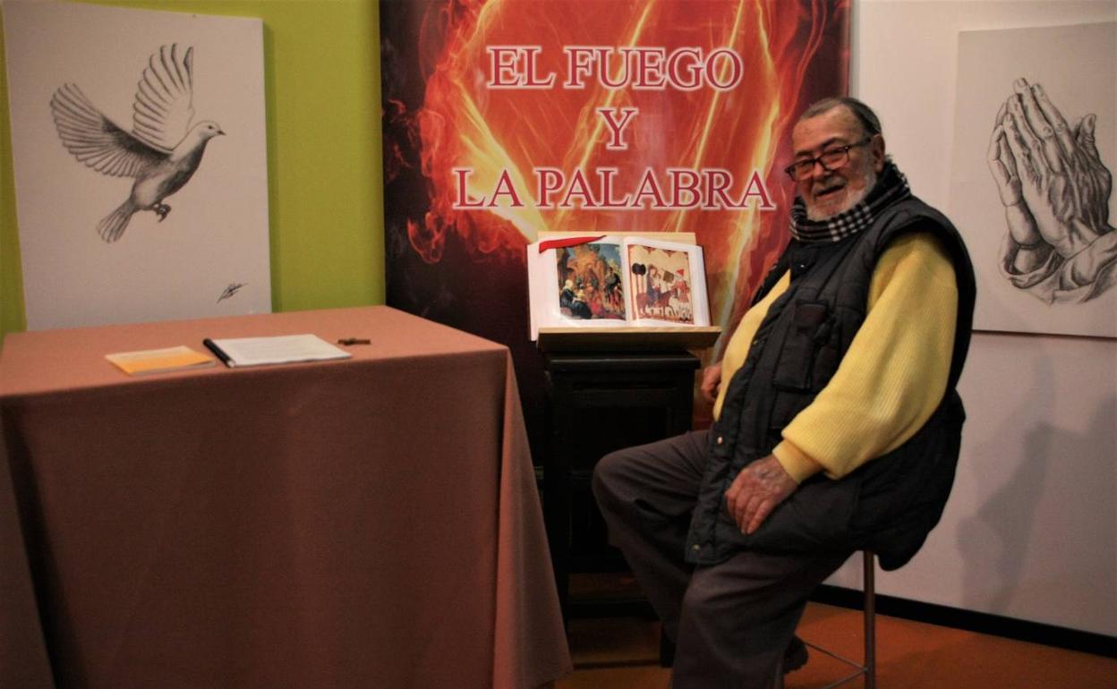 Manuel Rico Jorge junto al decorado de su programa 'El Fuego y la Palabra', en la entrevista que nos concedió el pasado mes de enero. 