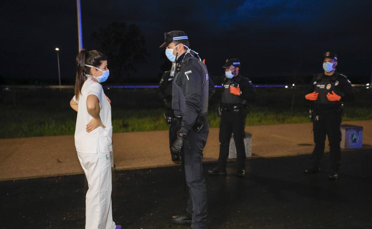 Imagen de una sanitaria junto a agentes de policía, en uno de los homenajes que se han llevado a cabo al personal de urgencia durante la crisis sanitaria. 