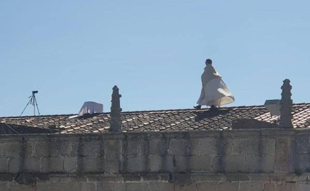 Juan Manuel García, natural de Mapartida de Cáceres, sobre el tejado de la iglesia de Arroyo de la Luz.