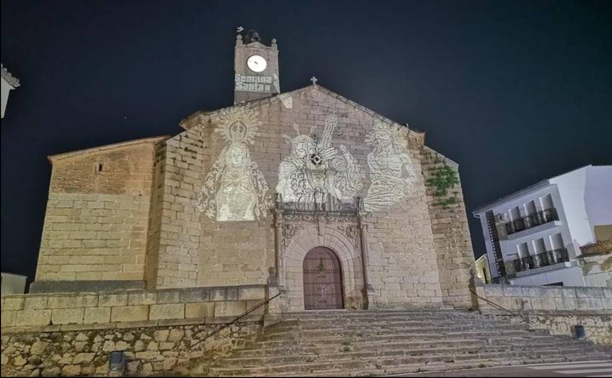 Proyecciones de Juan Antonio Castela en la fachada de la iglesia. 