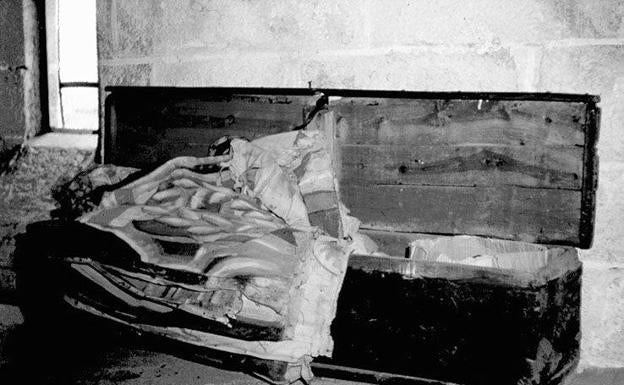 Imagen principal - Arriba: Arca donde estaban guardados los telones del Monumento Antiguo. Foto Manuel Rodríguez. 1984. Archivo JAAG. Debajo: Uno de los lienzos del Monumento Antiguo, el del Balcón. Foto Manuel Rodríguez 1984. Archivo JAAG
