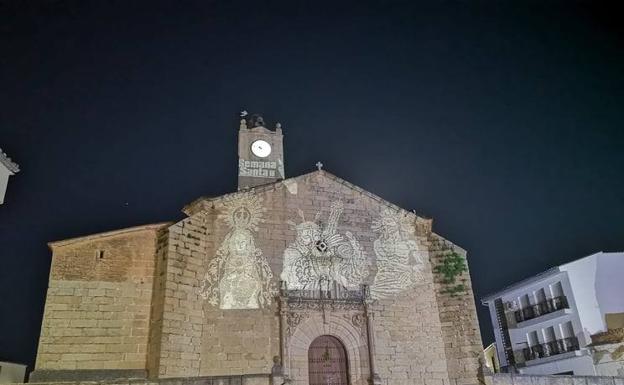 Imagen principal - Malpartida de Cáceres ha proyectado su Semana Santa en los muros de la iglesia