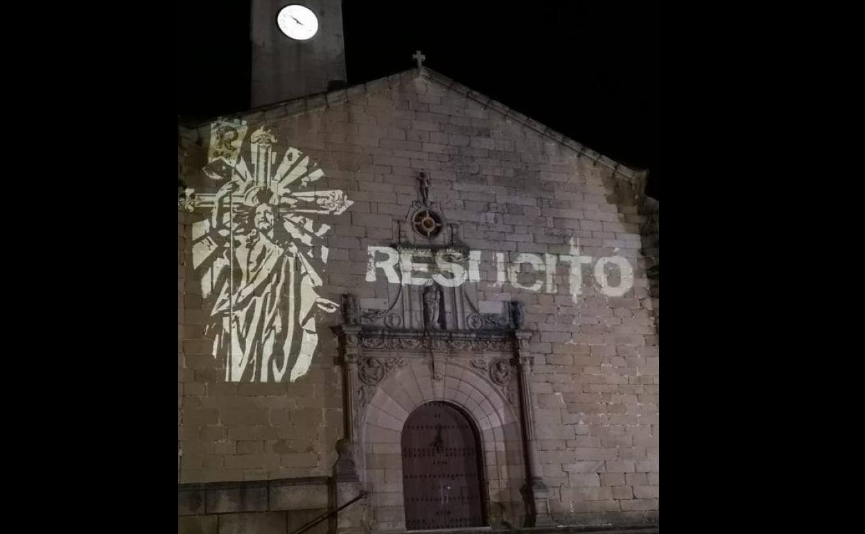 Malpartida de Cáceres ha proyectado su Semana Santa en los muros de la iglesia