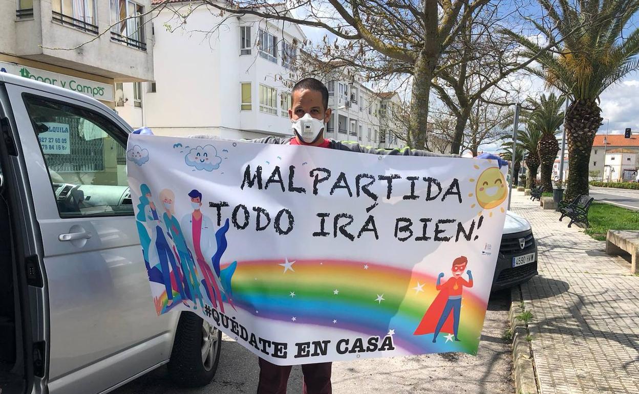 Dioni García, de la empresa Lumiextreme, dona una lona decorada para adornar la carroza de los personajes infantiles.