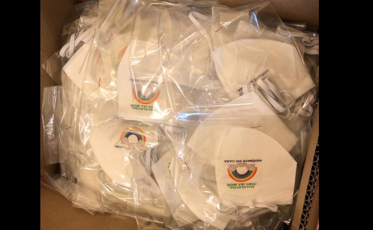 Una de las cajas de mascarillas infantiles que repartieron. 