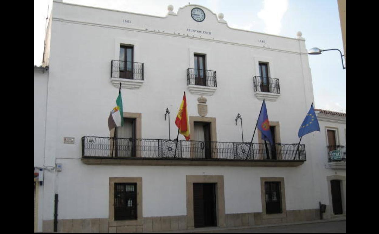 El Ayuntamiento malpartideño continúa baldeando y desinfectando con medios propios y con la ayuda de voluntarios