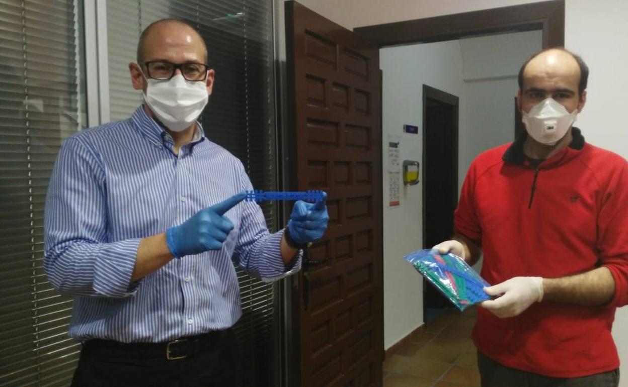 Alfredo Aguilera, alcalde de la localidad, recoge la donación de salva orejas. 