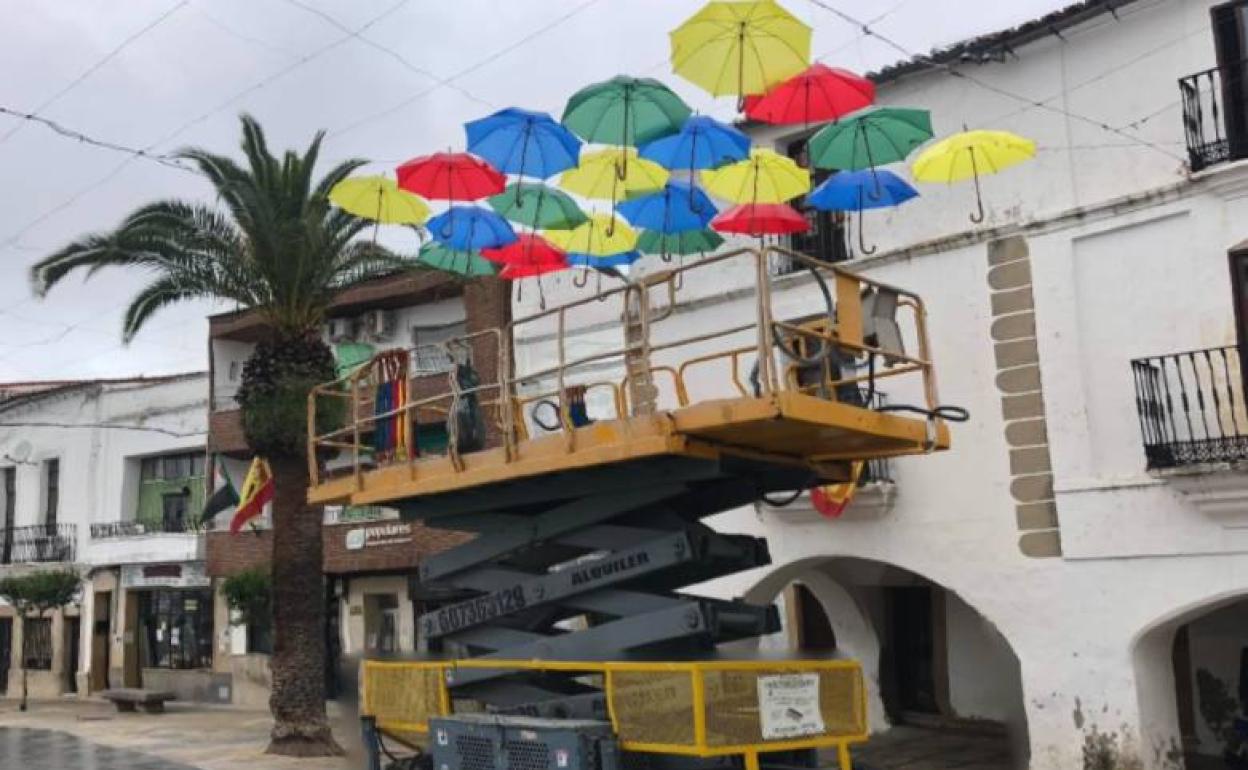 Comienza la instalación de los paraguas de colores. 