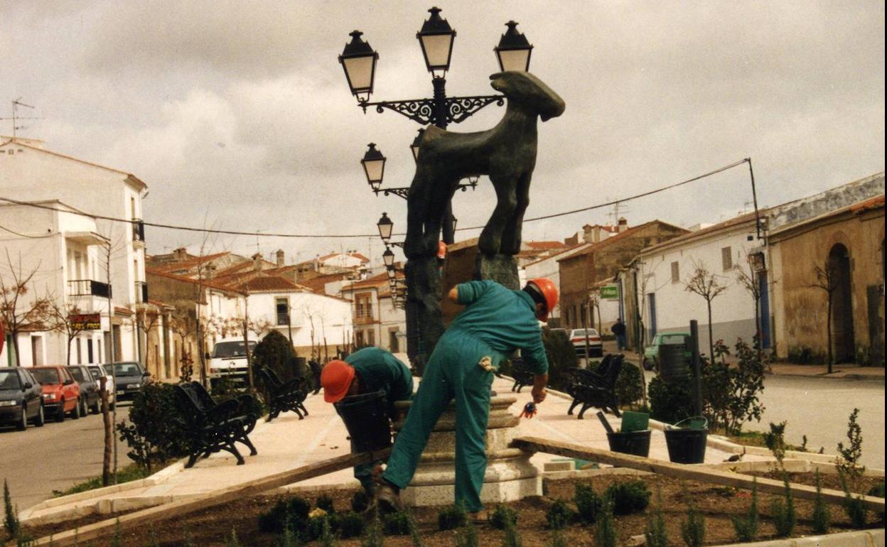 Instalación en abril de 1996 por los alumnos de la Escuela-Taller Los Barruecos II de la reproducción del exvoto dedicado a Adaegina que está en el Museo Arqueológico Nacional. Archivo Escuela Taller.