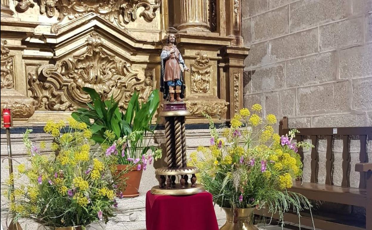 La Junta Parroquial ha engalanado una pequeña imagen de San Isidro que preside las novenas. 