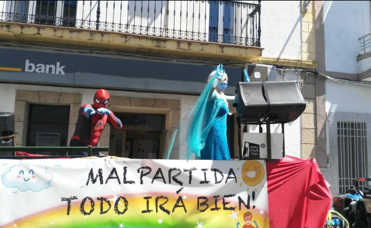 Despedida de la carroza infantil. 