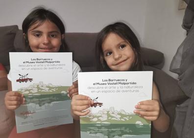 Imagen secundaria 1 - África y Ainara con sus diplomas y libros. 