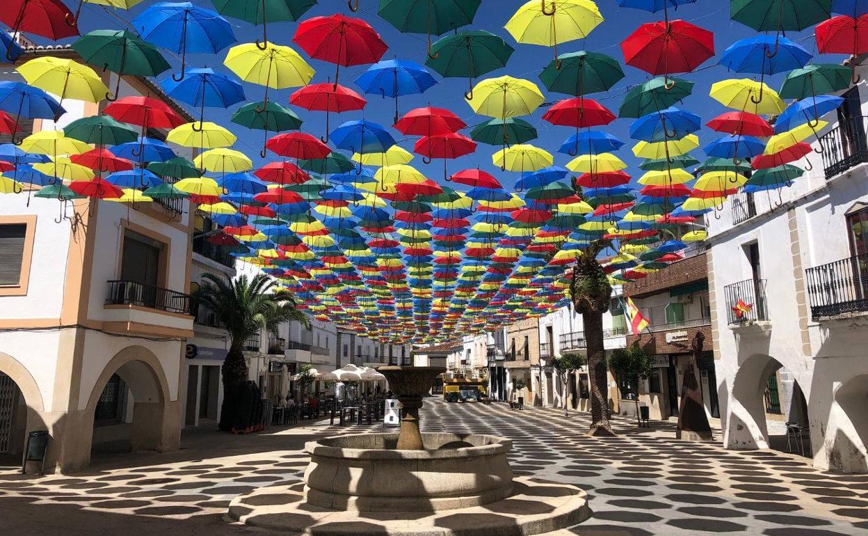 Los paraguas de colores se han convertido en un reclamo turístico de la localidad. 