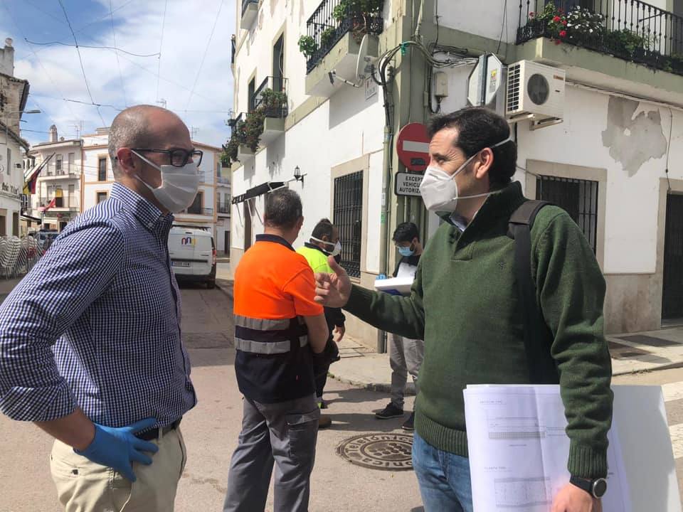 Alfredo Aguilera, alcalde de Malpartida de Cáceres, visitando las obras el día de su reanudación. 
