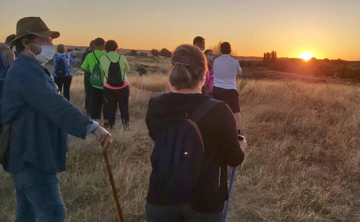 Los participantes disfrutan de la salida del sol. 