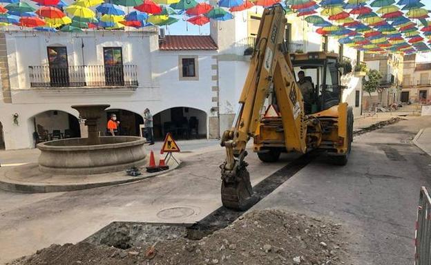 Imagen principal - Corte de agua en la parte alta de la Plaza Mayor por la obra de la calle Pintores