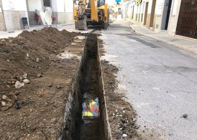 Imagen secundaria 1 - Corte de agua en la parte alta de la Plaza Mayor por la obra de la calle Pintores