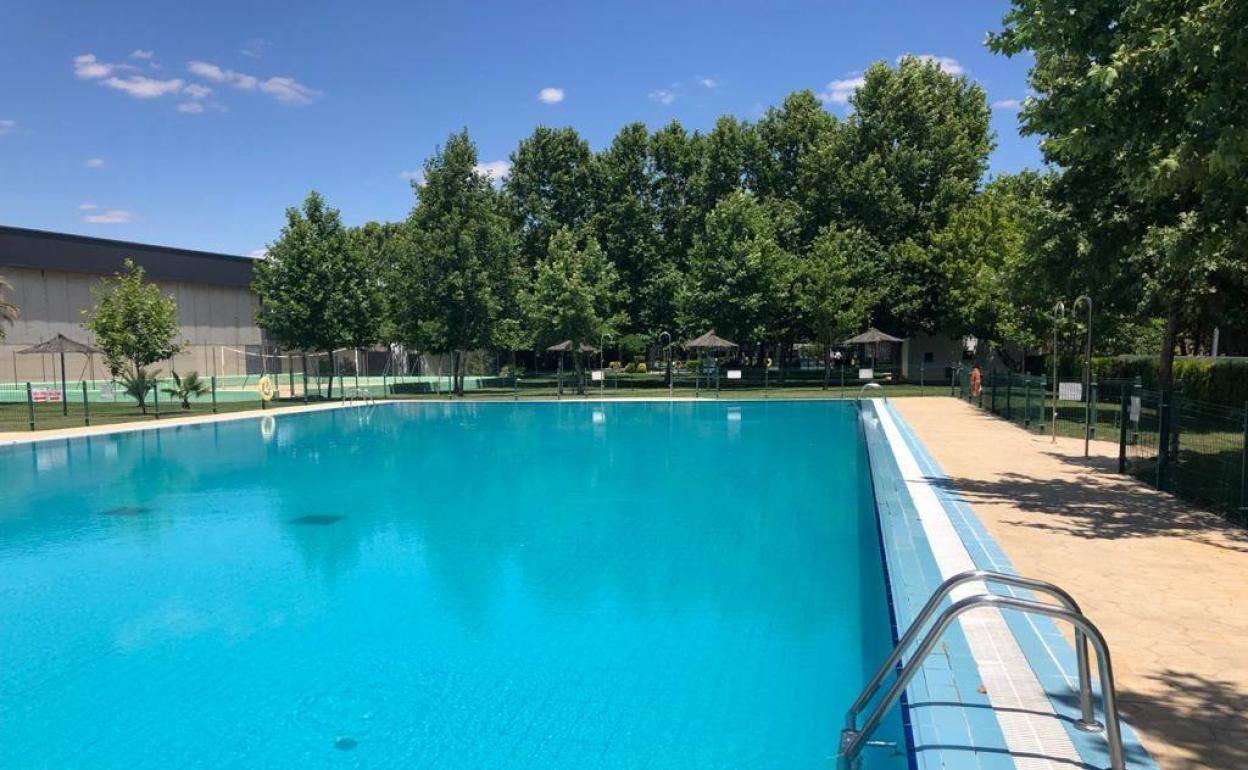 La limitación de entradas a la piscina a abonos mensuales y de temporadas atiende a una cuestión de seguridad