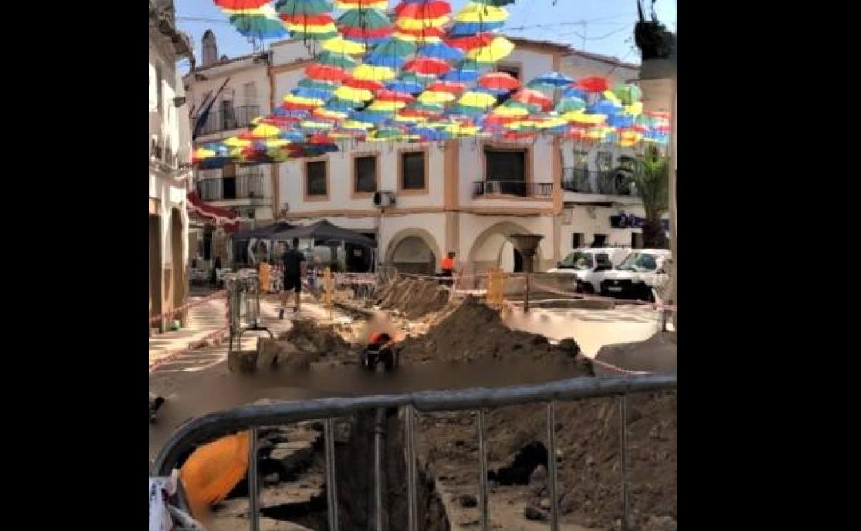 Operarios del Ayuntamiento trabajando en la avería ayer martes. 