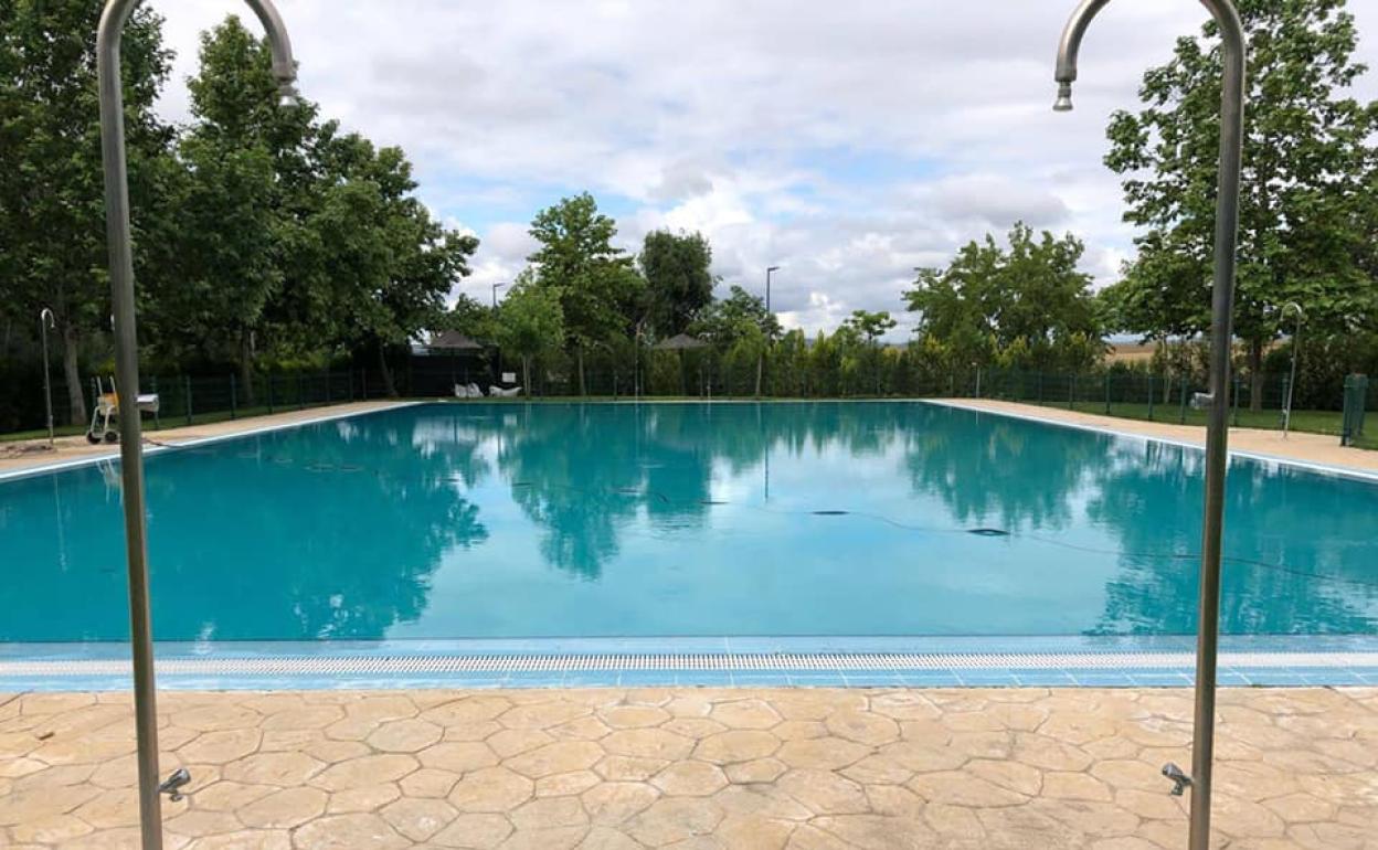 El Ayuntamiento estudia la posibilidad de vender abonos de 10 baños para la piscina municipal