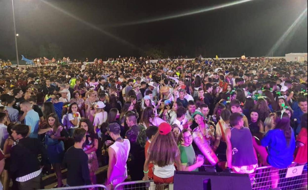 Una de las actividades suspendidas es el siempre multitudinario carnaval de verano. Foto de archivo 2019. 