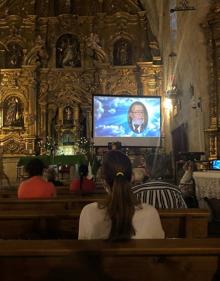 Imagen secundaria 2 - Arriba, dibujo de Víctor González y debajo fotografías del acto. 