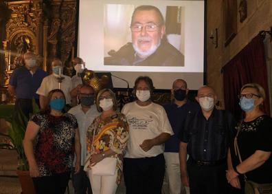 Imagen secundaria 1 - Arriba, dibujo de Víctor González y debajo fotografías del acto. 