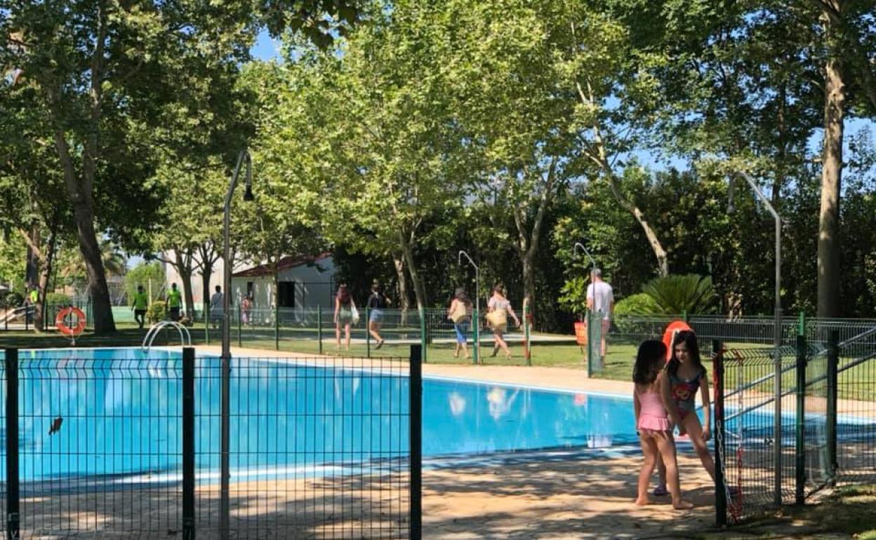 Primeros usuarios de la piscina el día de la apertura. 