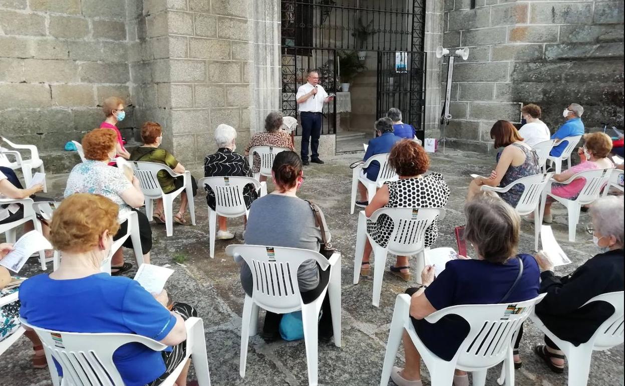 Celebración de la Novena en la capilla. 