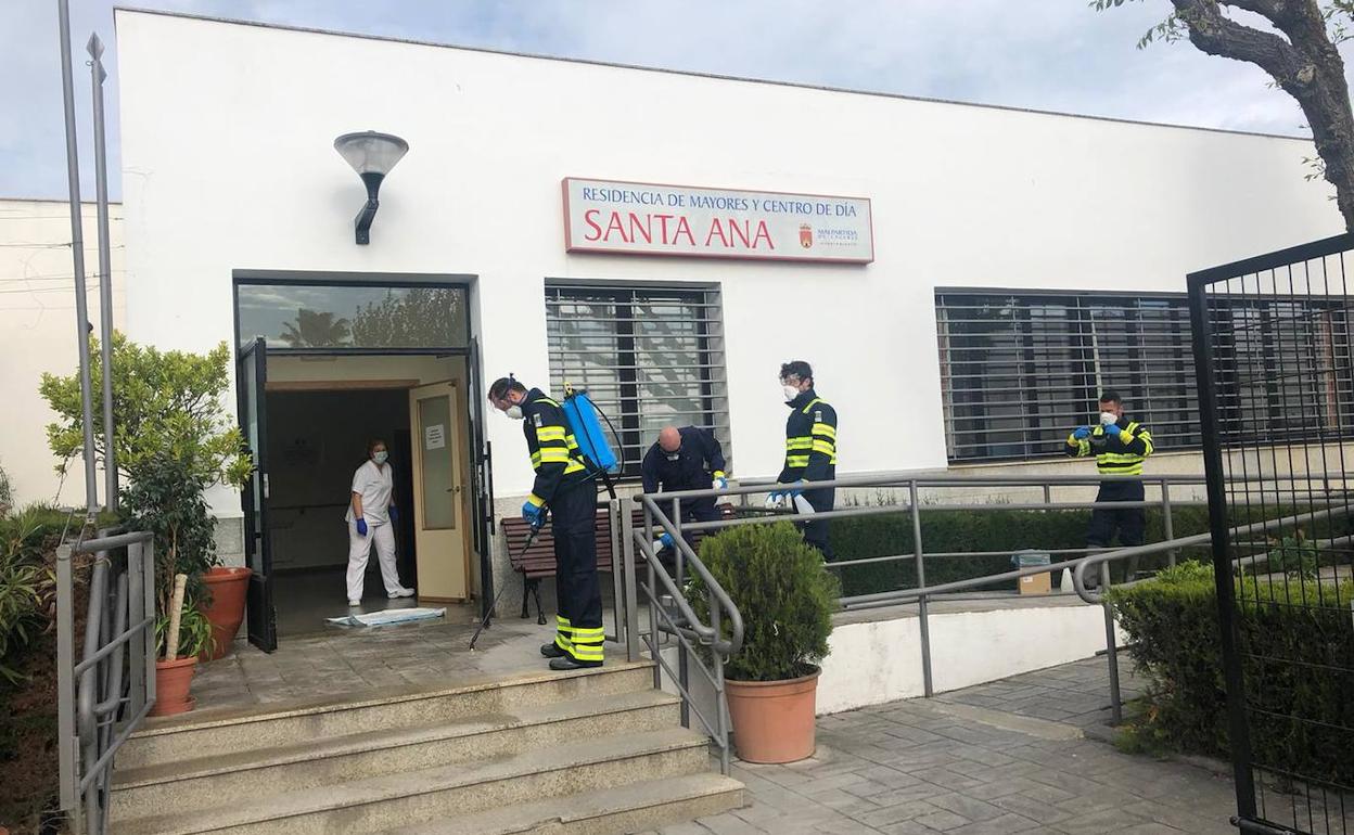 Una de las desinfecciones de la Residencia de Mayores de Malpartida de Cáceres. 
