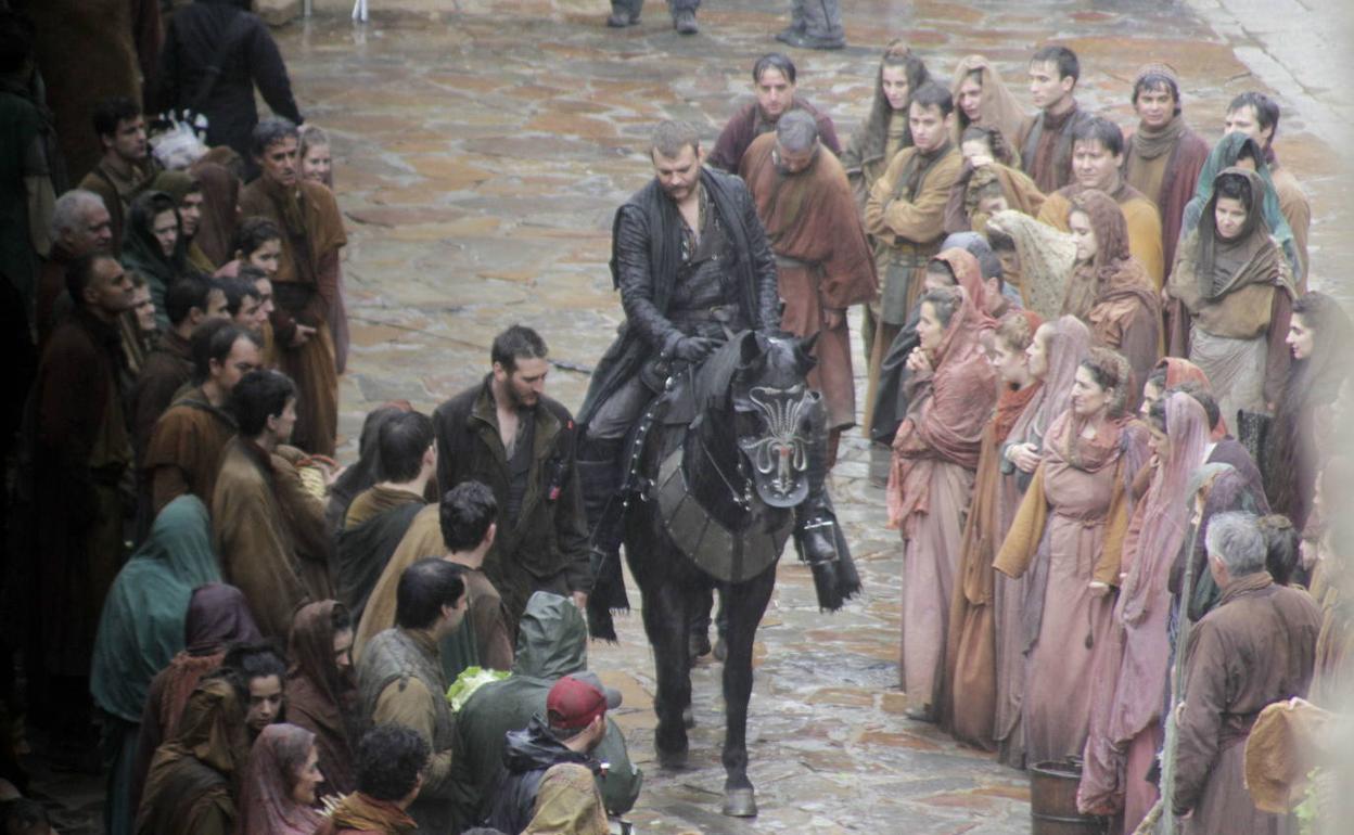 Desembarco del Rey. El personaje de Euron Greyjoy, a caballo por la plaza de los Golfines de Cáceres. 